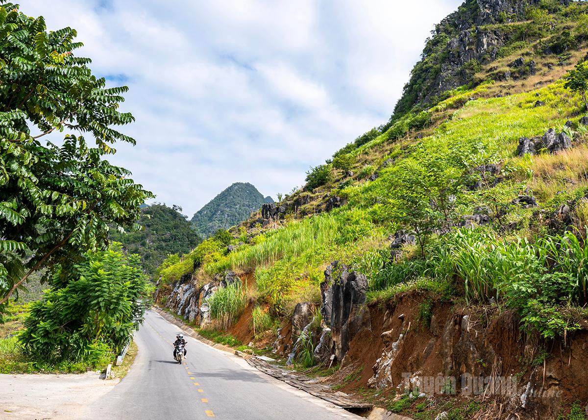Motorbike travelers pass through Lung Phin Commune.