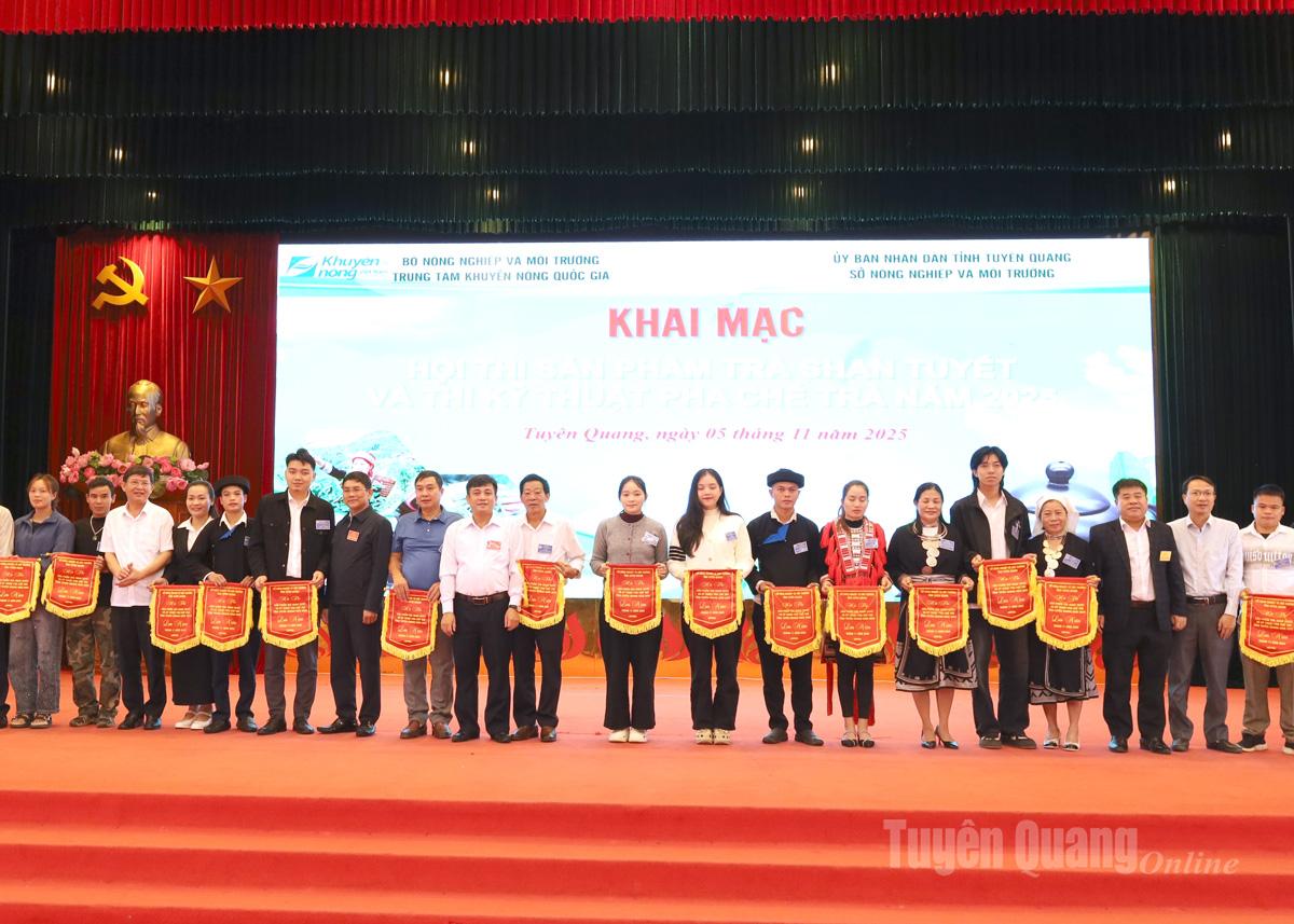 Ban Giám khảo và Tổ thư ký chấm điểm phần thi sản phẩm trà Shan tuyết đến từ 20 đội thi.