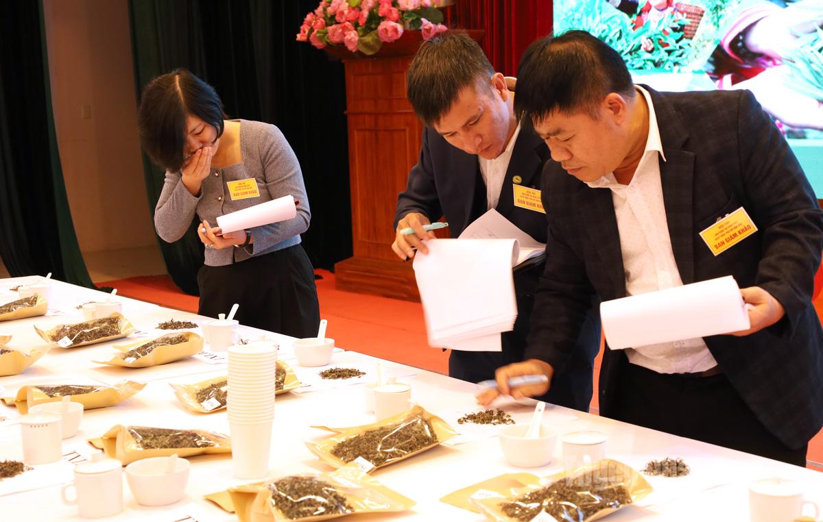 Ban Tổ chức trao cờ lưu niệm cho các đội tham gia hội thi.