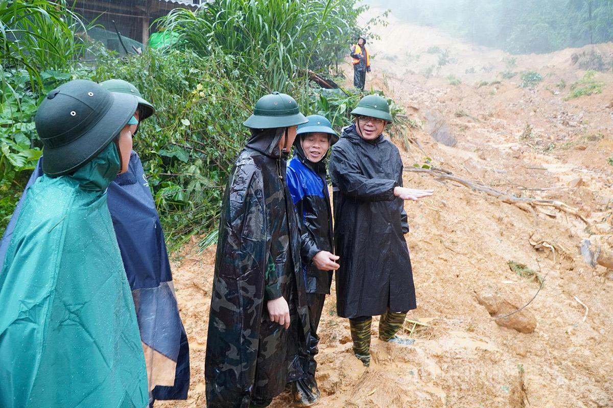 Đồng chí Hà Trung Kiên, Ủy viên Ban Thường vụ Tỉnh ủy, Phó Chủ tịch Thường trực Ủy ban MTTQ tỉnh kiểm tra hiện trường vụ sạt lở do ảnh hưởng của cơn bão số 10 tại thôn Má lầu A, xã Lũng Cú.