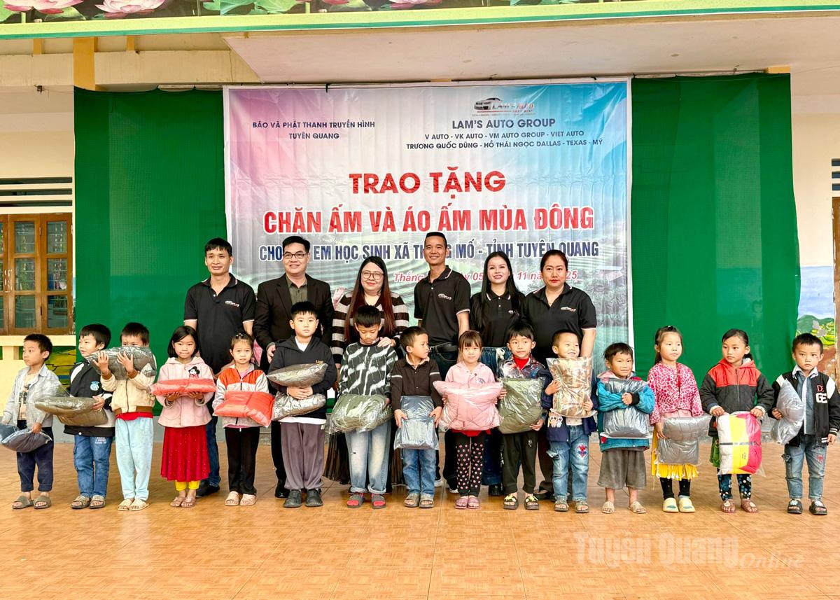 Nhà Thiết kế Phương Hồ đại diện nhà tài trợ trao quà cho các em học sinh trường Phổ thông Dân tộc bán trú Tiểu học Thắng Mố.