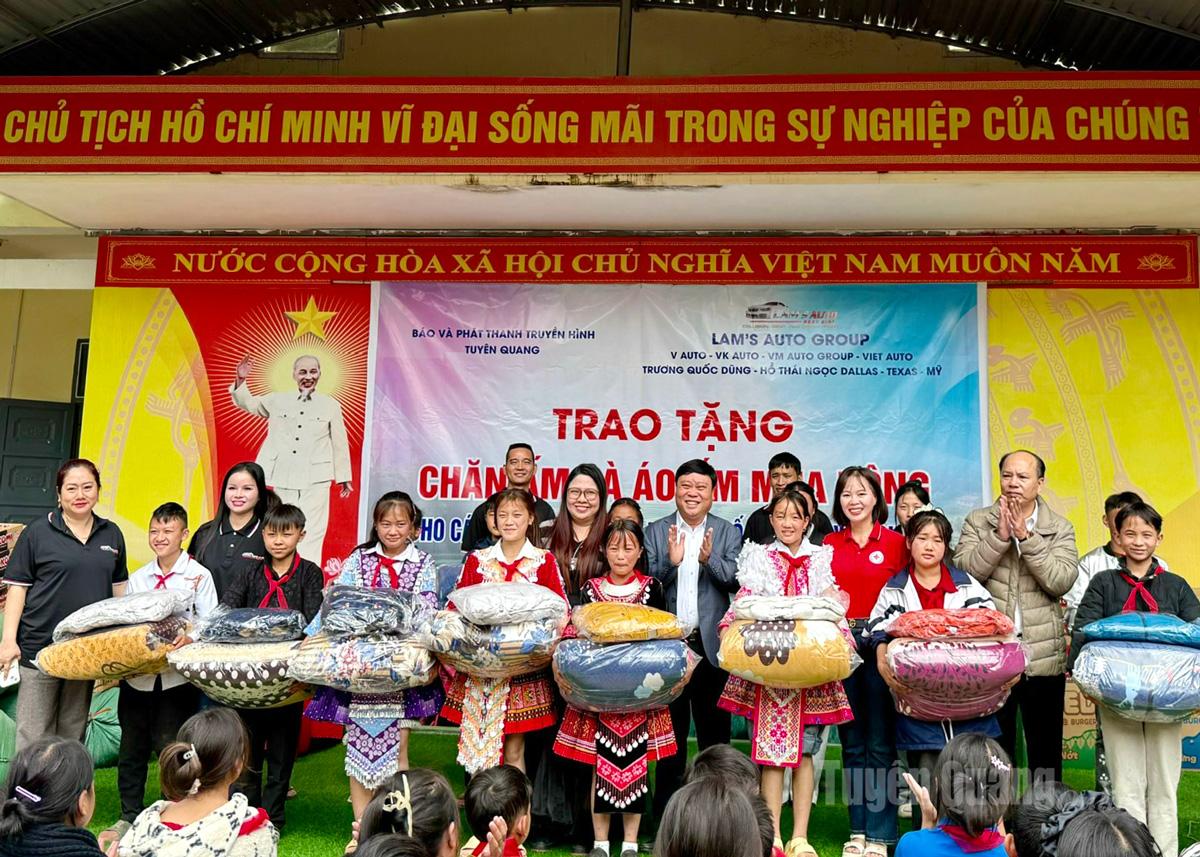 Đồng chí Mai Đức Thông, Ủy viên BCH Đảng bộ tỉnh, Tổng Biên tập Báo và phát thanh, truyền hình Tuyên Quang, Chủ tịch Hội Nhà báo tỉnh; nhà tài trợ tặng quà cho các em học sinh xã Thắng Mố.