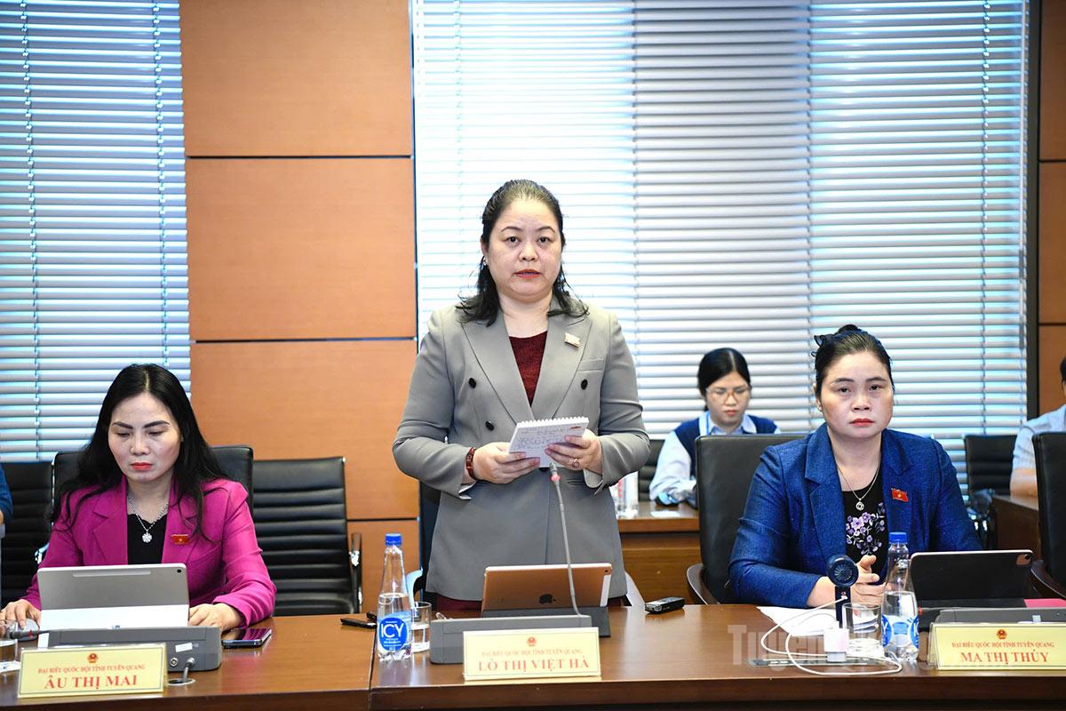 Đại biểu Lò Thị Việt Hà phát biểu thảo luận