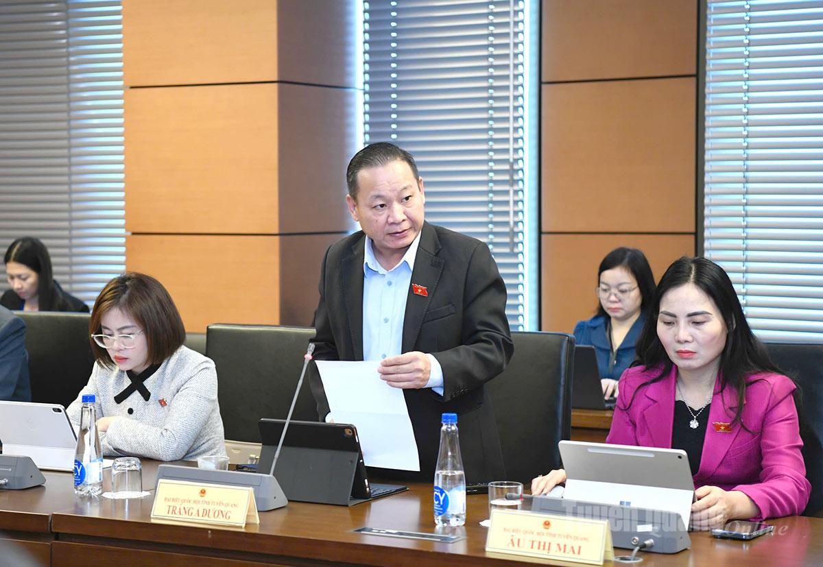 Đại biểu Tráng A Dương phát biểu thảo luận.