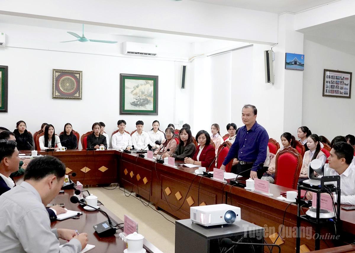 Lãnh đạo Trường Đại học Tân Trào phát biểu tại lễ tiếp nhận sinh viên Lào.