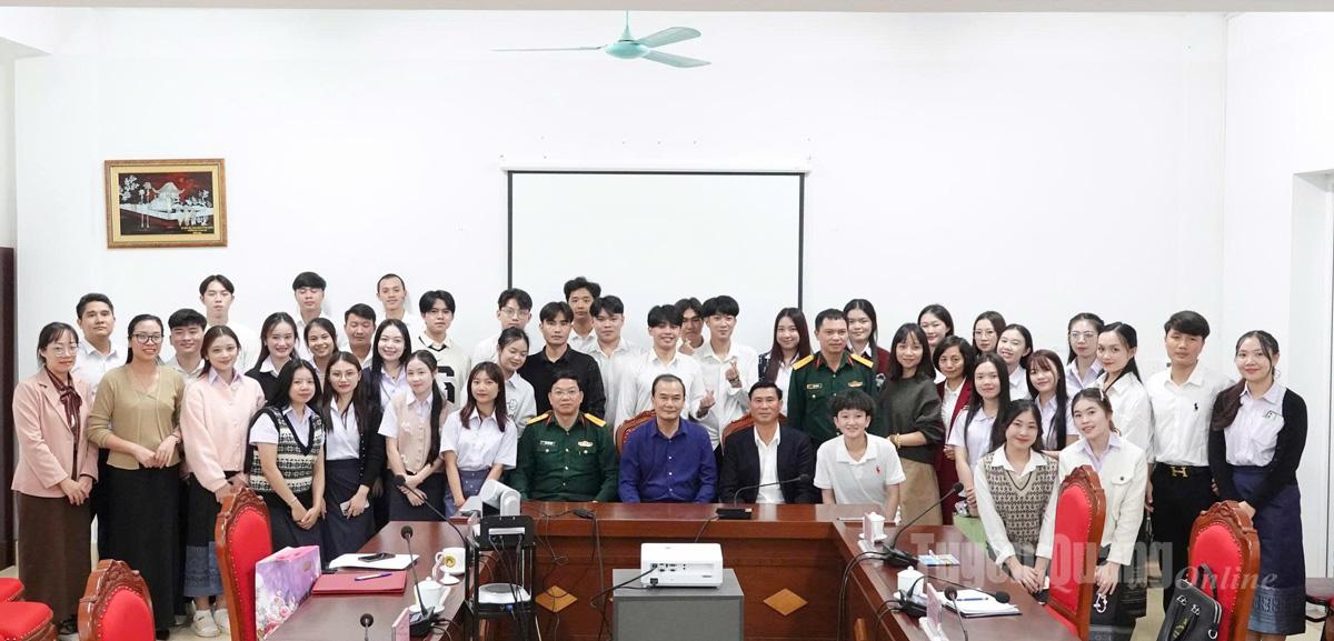 Các đại biểu và các sinh viên Lào đang học tập tại Trường Đại học Tân Trào.