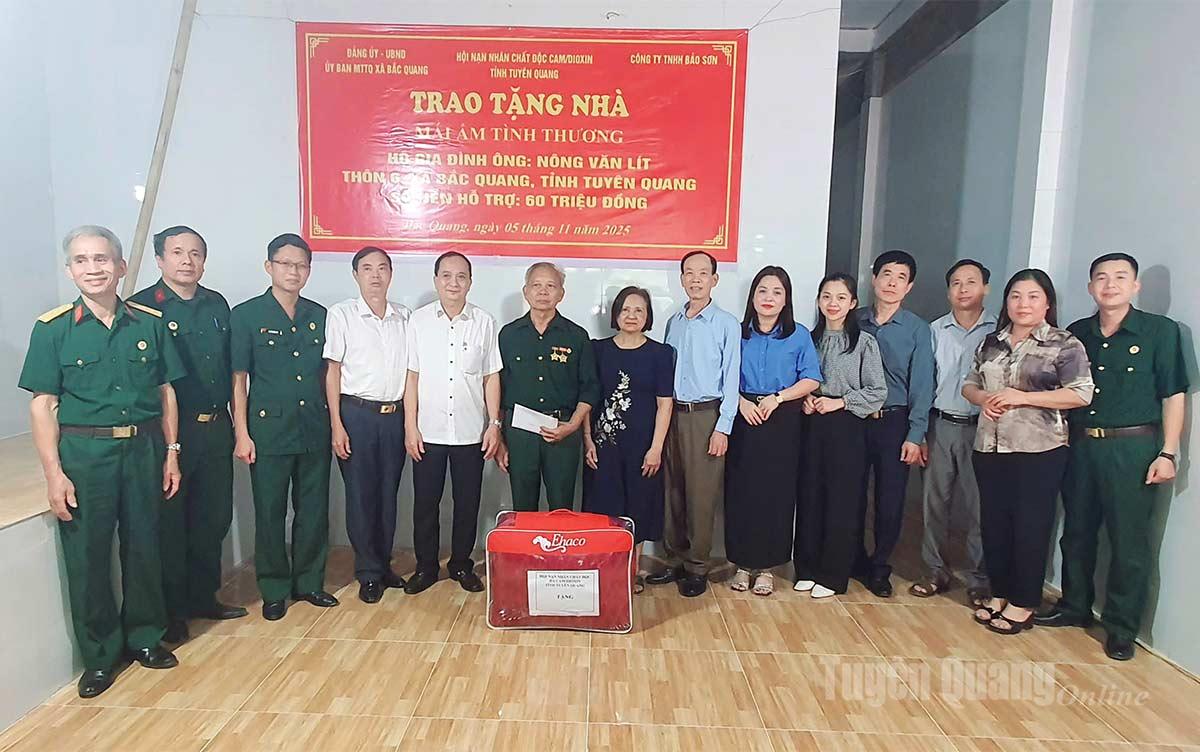 Hội Nạn nhân chất độc da cam/dioxin tỉnh Tuyên Quang và Công ty TNHH Bảo Sơn tổ chức trao tặng nhà “Mái ấm tình thương” cho gia đình ông Nông Văn Lít.