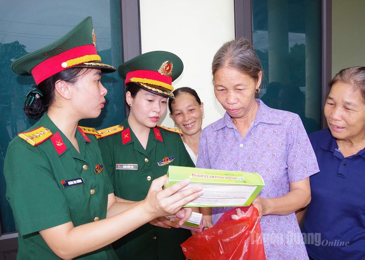 Tuổi trẻ Bộ CHQS tỉnh khám và cấp phát thuốc miễn phí cho người dân xã Tân Trào.