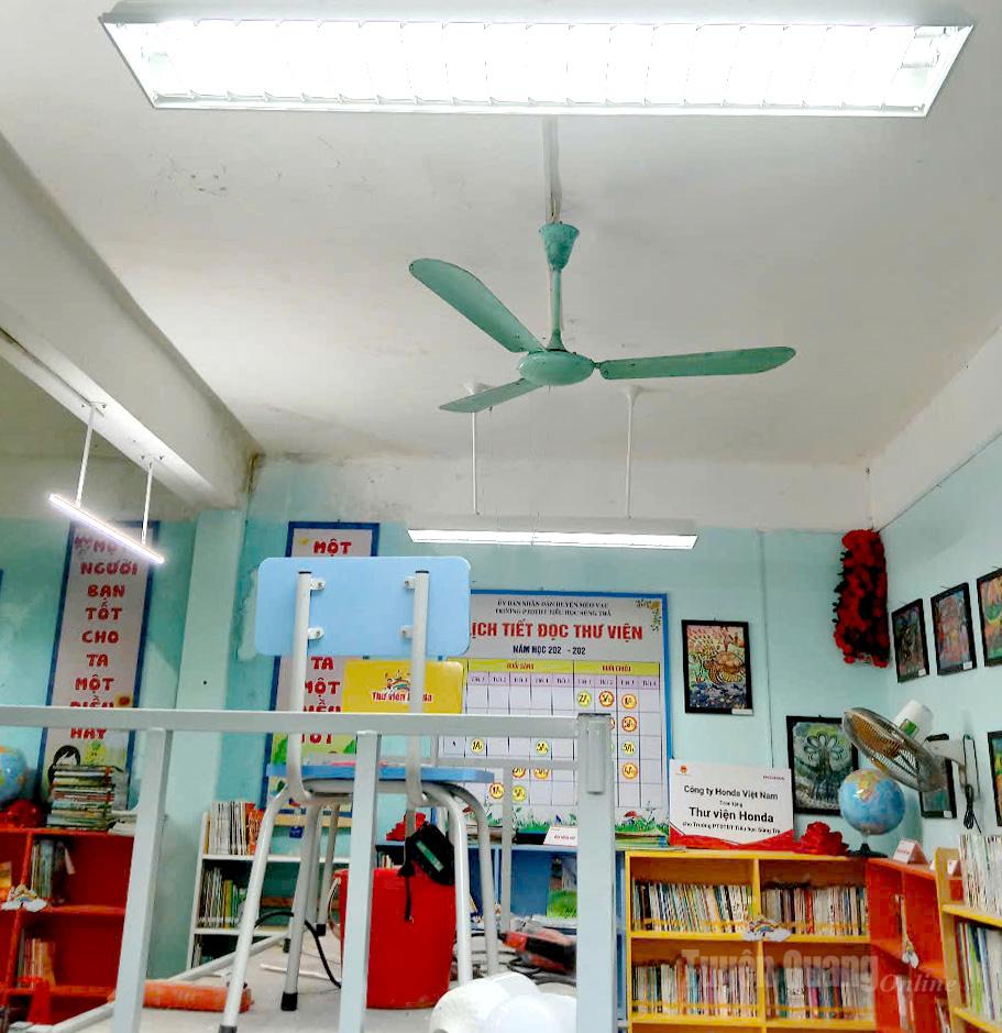 Các lớp học được Trung tâm Khuyến công – Xúc tiến Công thương tỉnh lắp đặt, thay thế hệ thống bóng đèn chuyên dụng đủ tiêu chuẩn ánh sáng, giảm đáng kể điện năng.