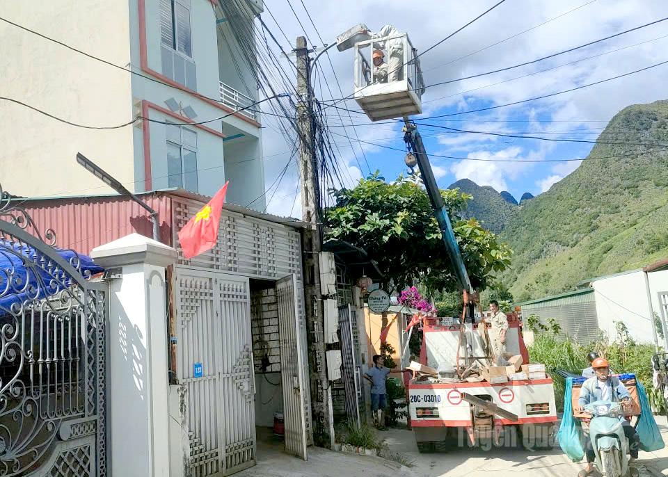 Trung tâm Khuyến công – Xúc tiến Công thương tỉnh triển khai hỗ trợ hệ thống chiếu sáng nông thôn bằng bóng đèn đường 30W.