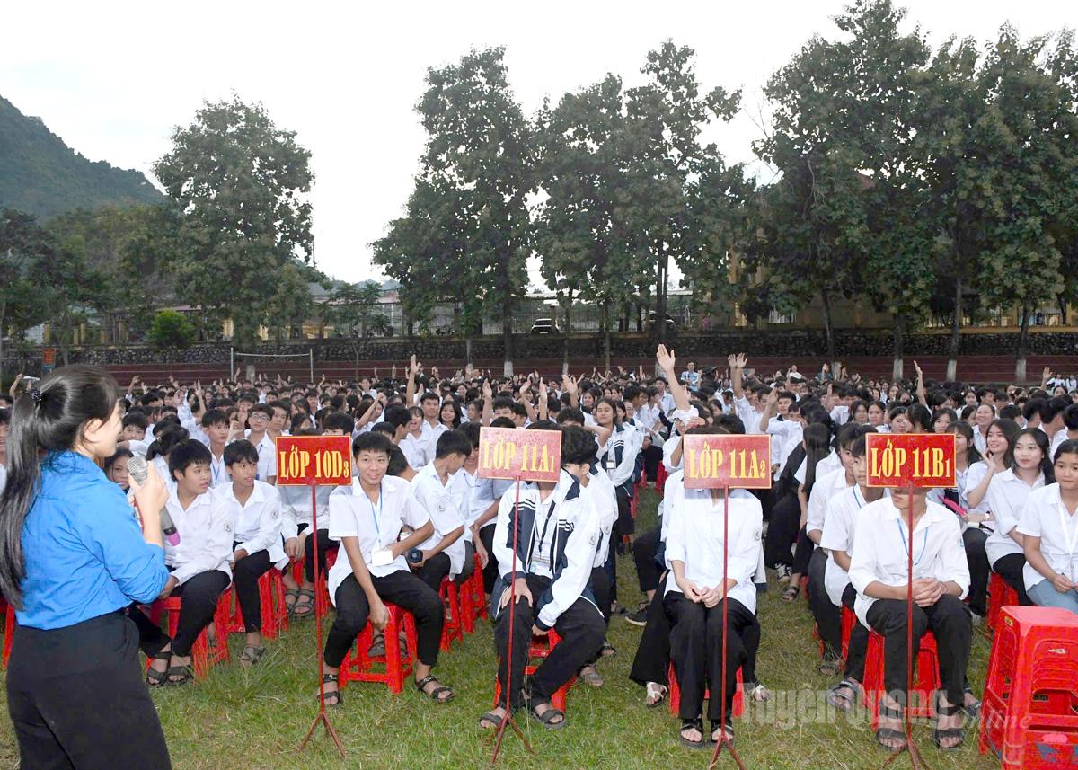 Học sinh trường THPT Hàm Yên hào hứng tham gia phần giao lưu - hỏi đáp pháp luật sau phiên tòa giả định.