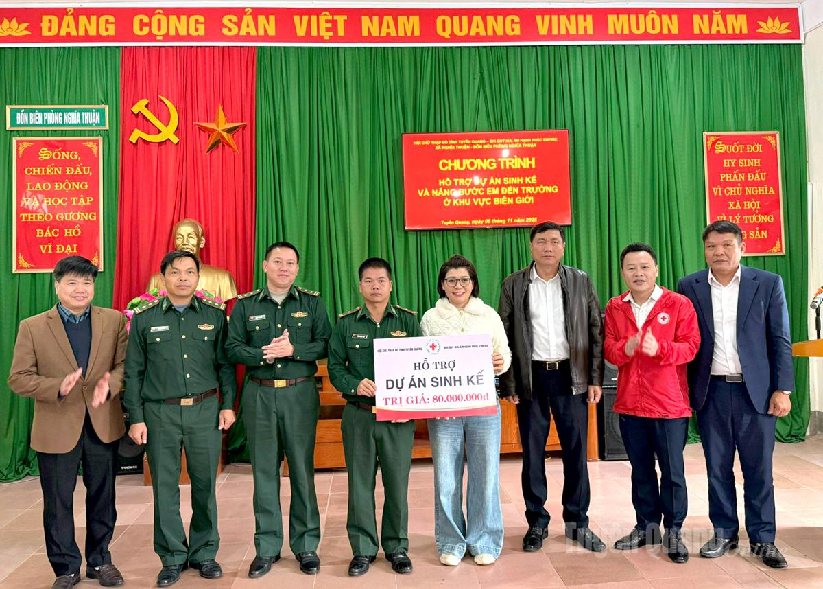 Đồng chí Phùng Tiến Quân, Ủy viên Ban Thường vụ Tỉnh ủy, Trưởng ban Nội chính Tỉnh ủy; lãnh đạo Hội CTĐ tỉnh và các nhà tài trợ trao tặng Dự án sinh kế cho Đồn Biên phòng Nghĩa Thuận.