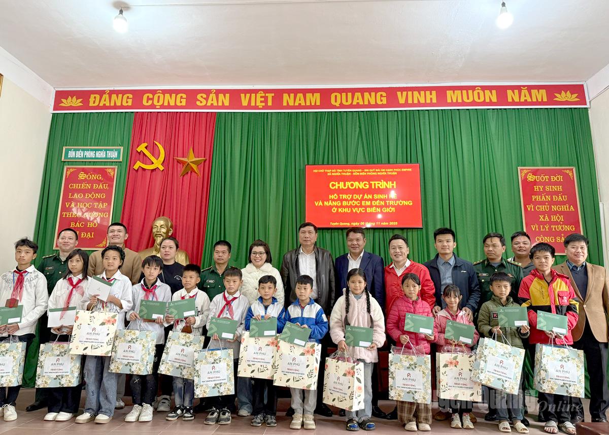 Các đại biểu tặng quà cho các em học sinh của xã Nghĩa Thuận.