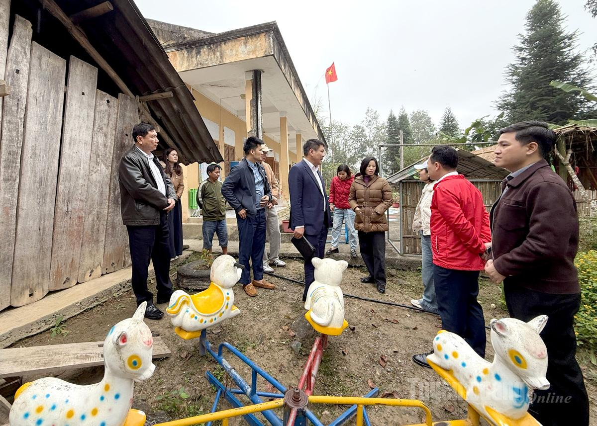 Các đại biểu khảo sát xây bếp ăn tại Điểm trường Mầm non thôn Nam Sơn, xã Quản Bạ.
