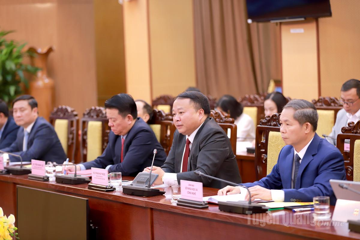 Chủ tịch UBND tỉnh Phan Huy Ngọc và lãnh đạo các sở, ngành của tỉnh dự Lễ ký kết.