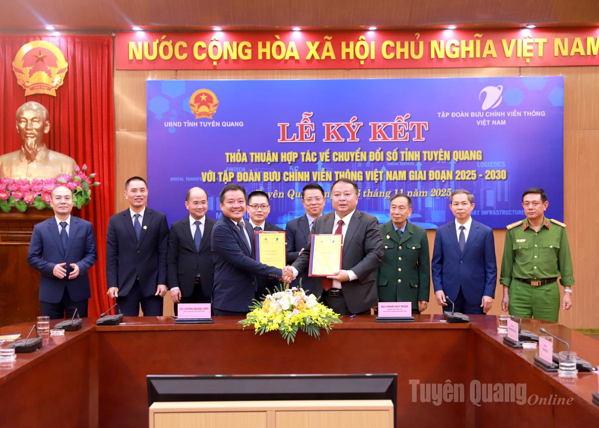 Chairman of the Provincial People’s Committee Phan Huy Ngoc and VNPT General Director Huynh Quang Liem sign and exchange the cooperation agreement on digital transformation.