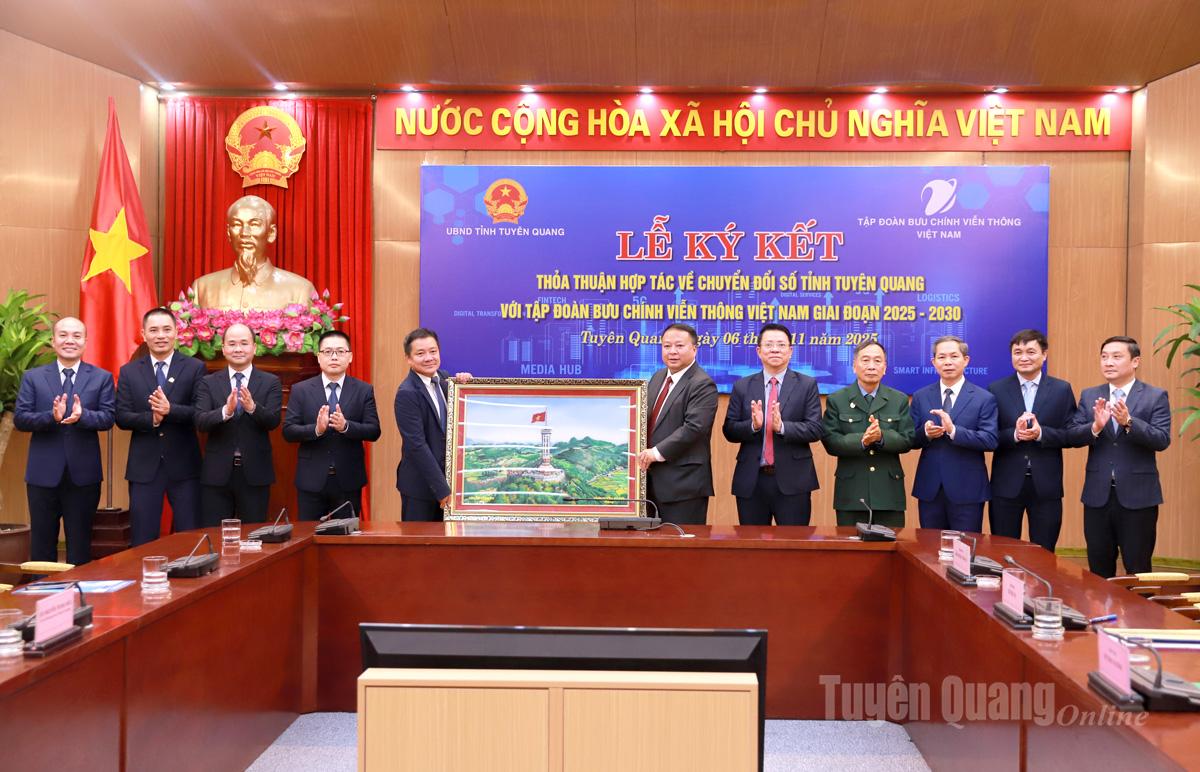 Chiều 6-11, tại trụ sở UBND tỉnh, UBND tỉnh và Tập đoàn Bưu chính Viễn thông Việt Nam (Tập đoàn VNPT) đã ký kết thỏa thuận hợp tác về chuyển đổi số tỉnh Tuyên Quang với Tập đoàn VNPT giai đoạn 2025-2030..