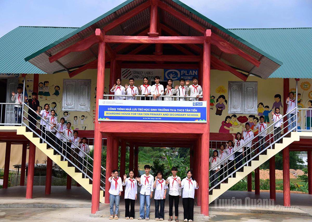 Nhà lưu trú học sinh Trường PTDT Bán trú TH&THCS Tân Tiến do tổ chức Plan hỗ trợ xây dựng hoàn thành vào tháng 4-2025.