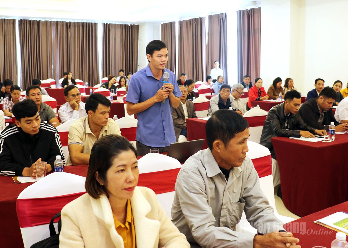 Các đại biểu trao đổi, chia sẻ kinh nghiệm khởi nghiệp.