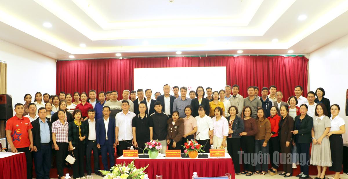 Các đại biểu chụp ảnh lưu niệm.