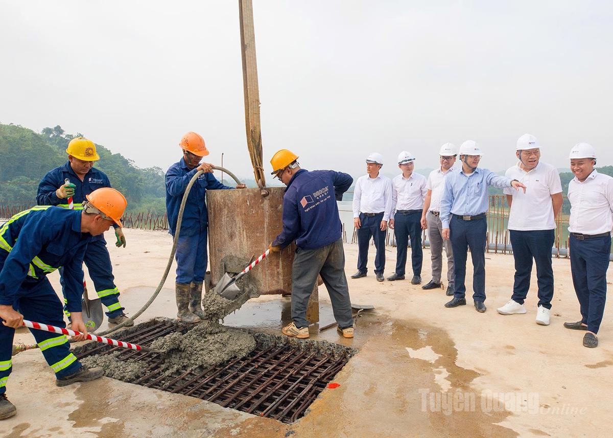 Khối bê tông cuối cùng hợp long cầu Hàm Yên thuộc dự án cao tốc Tuyên Quang- Hà Giang.
