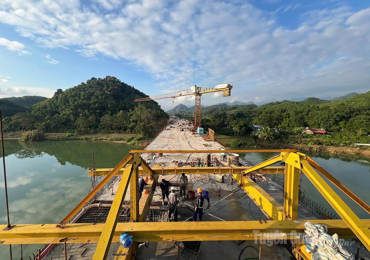 Thiết bị máy móc thi công hợp long cầu Hàm Yên.