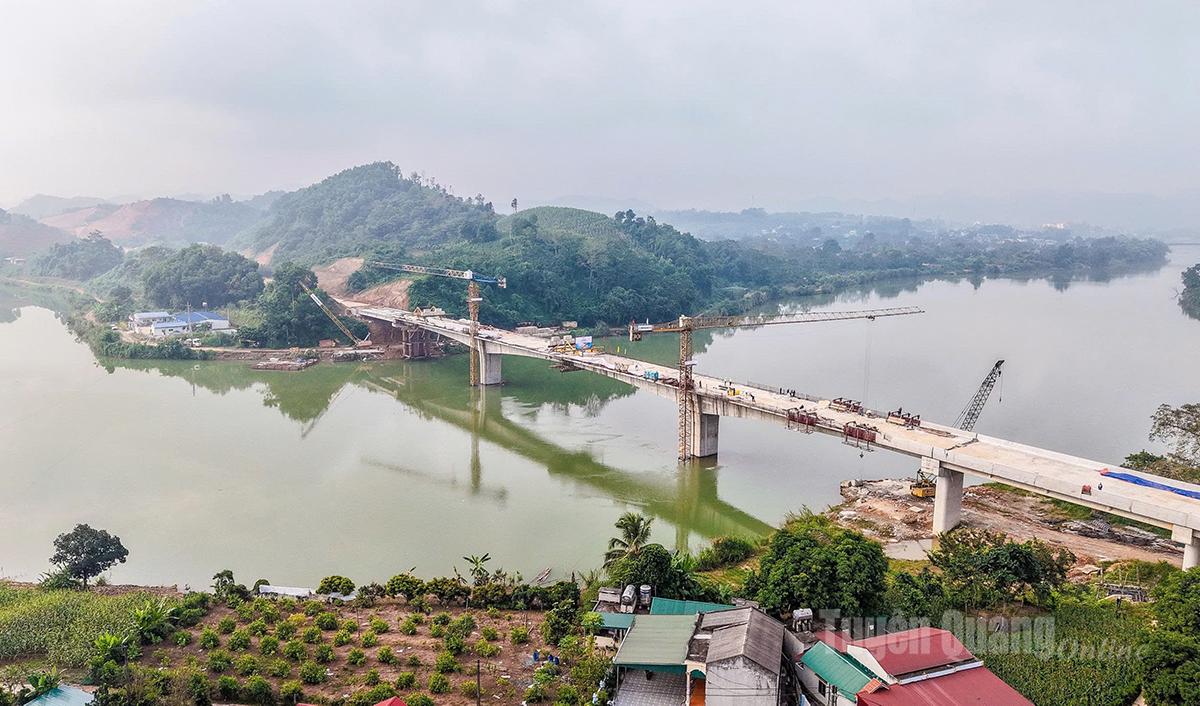 Cầu Hàm Yên đã thông tuyến nối 2 bên bờ sông Lô thuộc địa phận xã Hàm Yên.