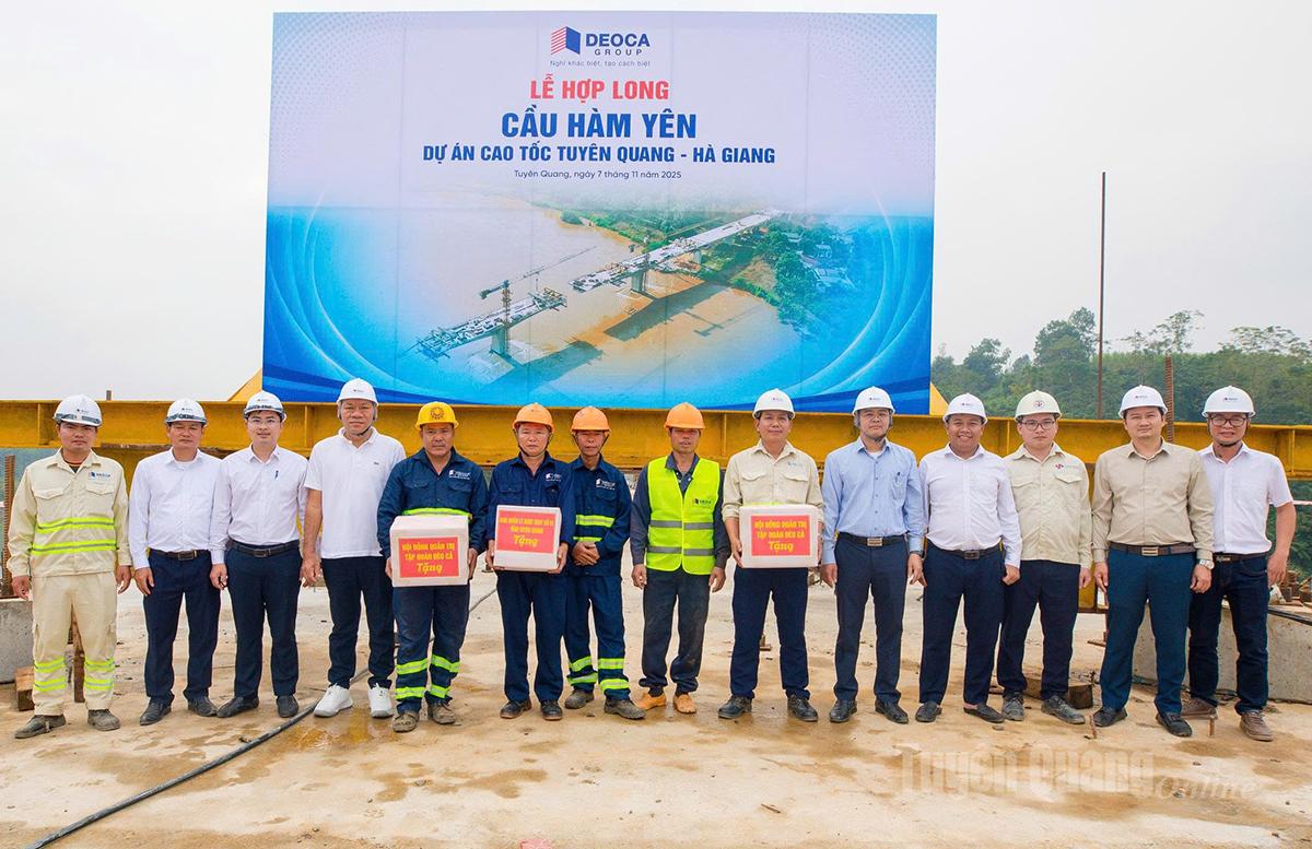 Lãnh đạo Ban quản lý đầu tư xây dựng công trình số 1, Tập đoàn Đèo Cả tặng quà cho công nhân, kỹ sư xây dựng cầu.
