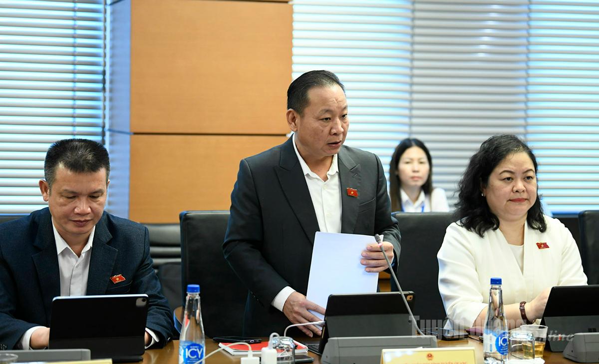 Đại biểu Tráng A Dương phát biểu thảo luận.