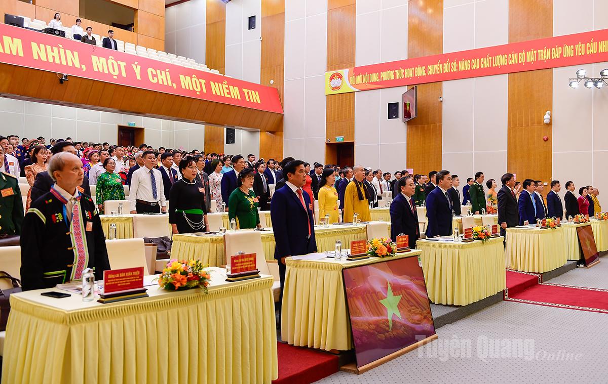 Đại biểu thực hiện nghi thức chào cờ.