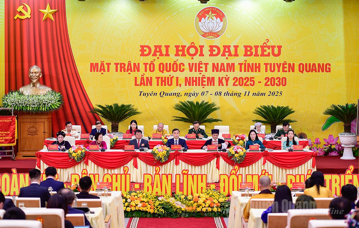 Đoàn Chủ tịch chủ trì Đại hội.