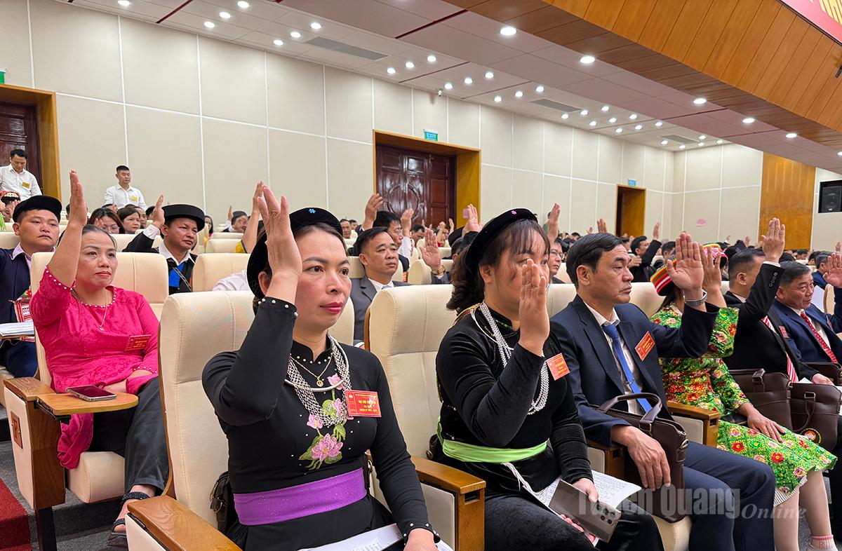 Đại biểu Hiệp thương cử Đoàn Chủ tịch, Thư ký Đại hội.