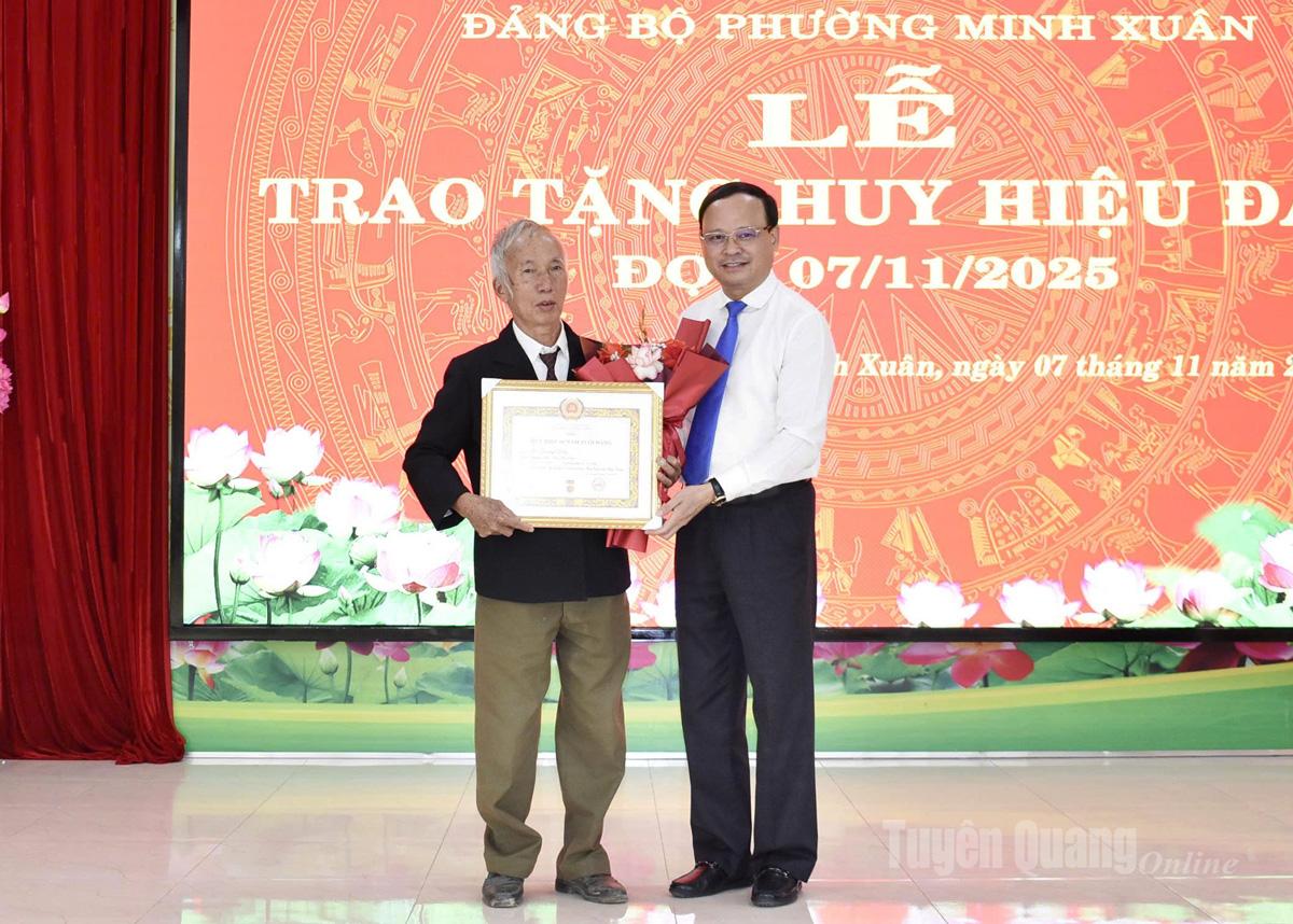 Phó Chủ tịch Thường trực UBND tỉnh Nguyễn Mạnh Tuấn trao Huy hiệu 60 năm tuổi Đảng, tặng hoa chúc mừng đảng viên Lê Quang Đôn, Chi bộ Tân Quang 11, Đảng bộ phường Minh Xuân.