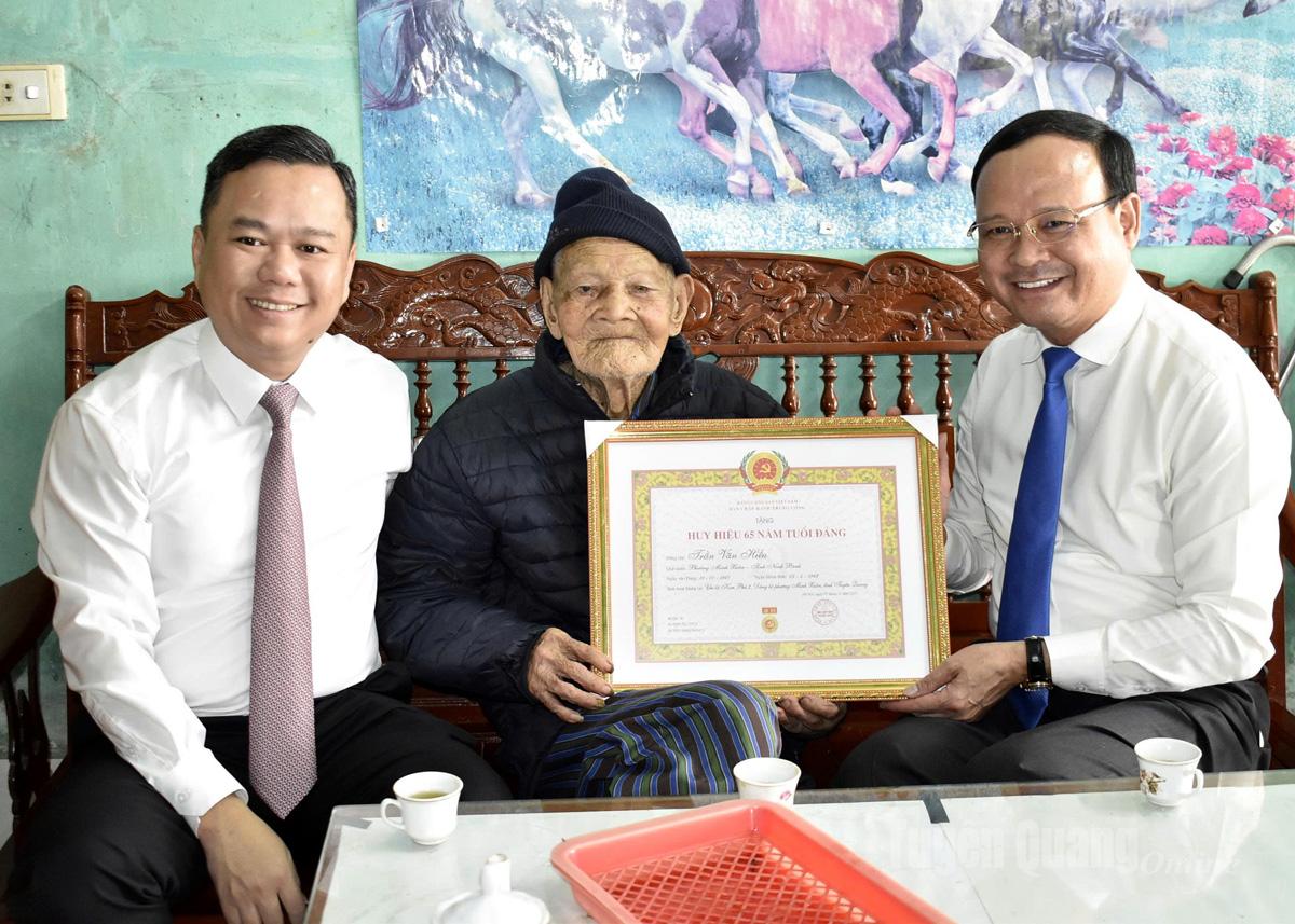 Phó Chủ tịch Thường trực UBND tỉnh Nguyễn Mạnh Tuấn trao Huy hiệu 65 năm tuổi Đảng cho đảng viên Trần Văn Hiếu, Chi bộ Kim Phú 2, Đảng bộ phường Minh Xuân.