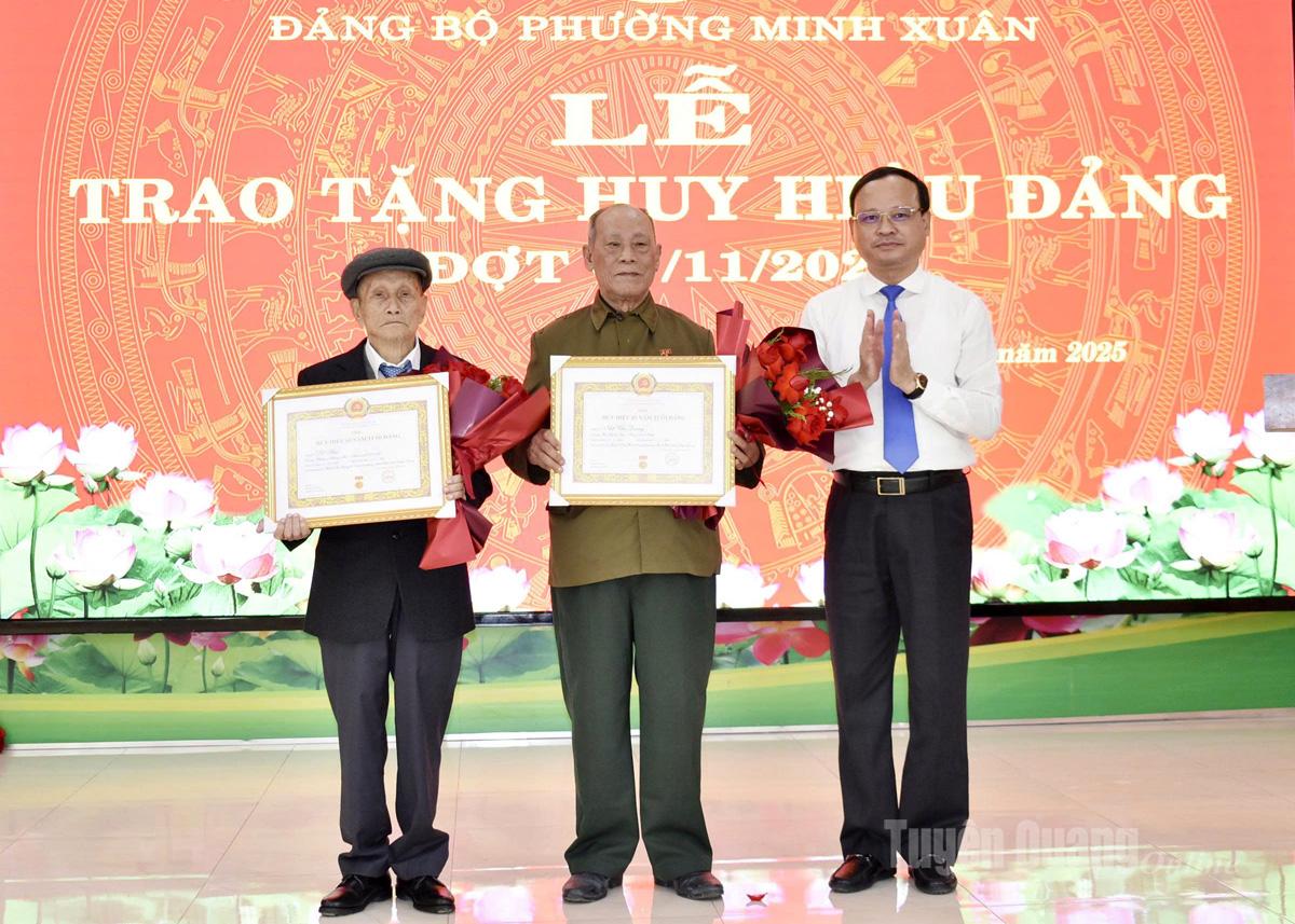 Phó Chủ tịch Thường trực UBND tỉnh Nguyễn Mạnh Tuấn đã trao Huy hiệu 65 năm tuổi Đảng cho đảng viên Nhữ Văn Quang, Chi bộ Kim Phú 1; đảng viên Đỗ Tiến, Chi bộ Tân Quang 16, Đảng bộ phường Minh Xuân.