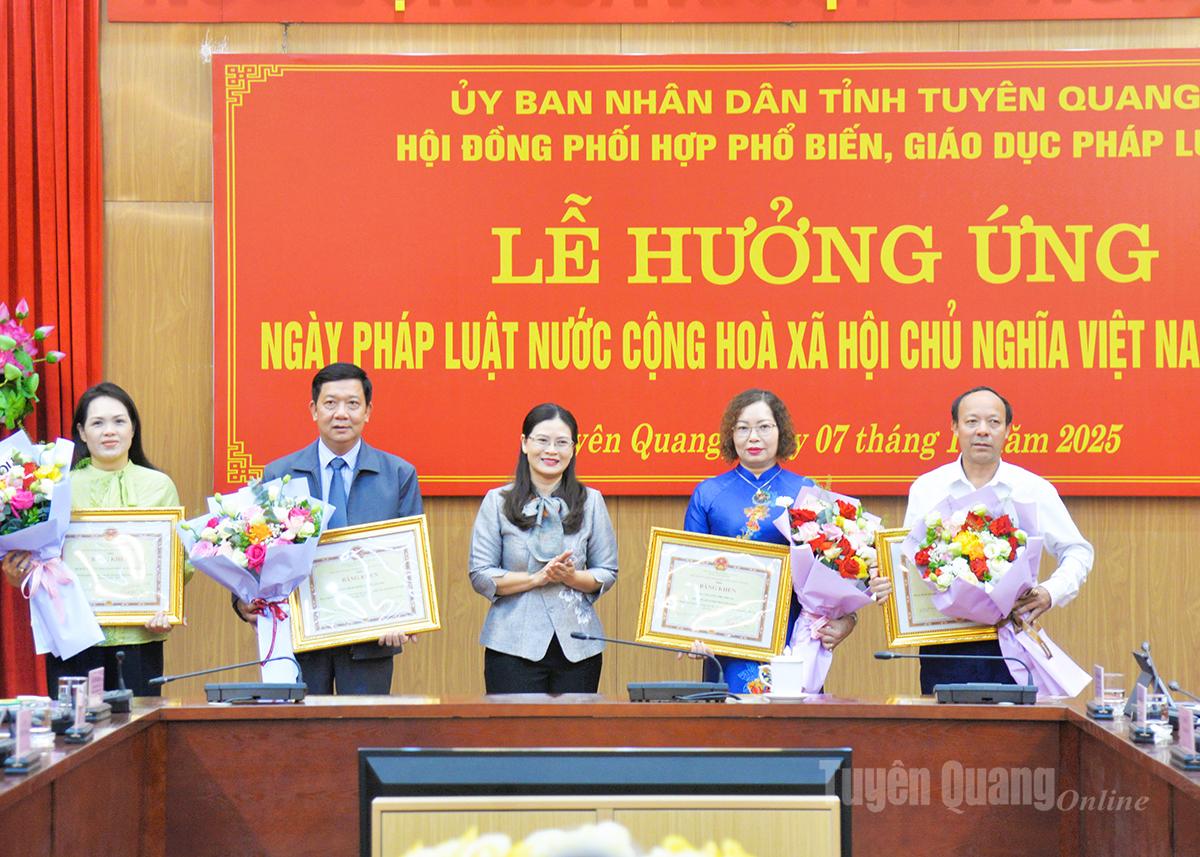 Đồng chí Vương Ngọc Hà, Phó Chủ tịch UBND tỉnh trao Bằng khen của Chủ tịch UBND tỉnh cho các cá nhân, tập thể có thành tích xuất sắc trong công tác xây dựng, hoàn thiện thể chế giai đoạn 2021-2025.