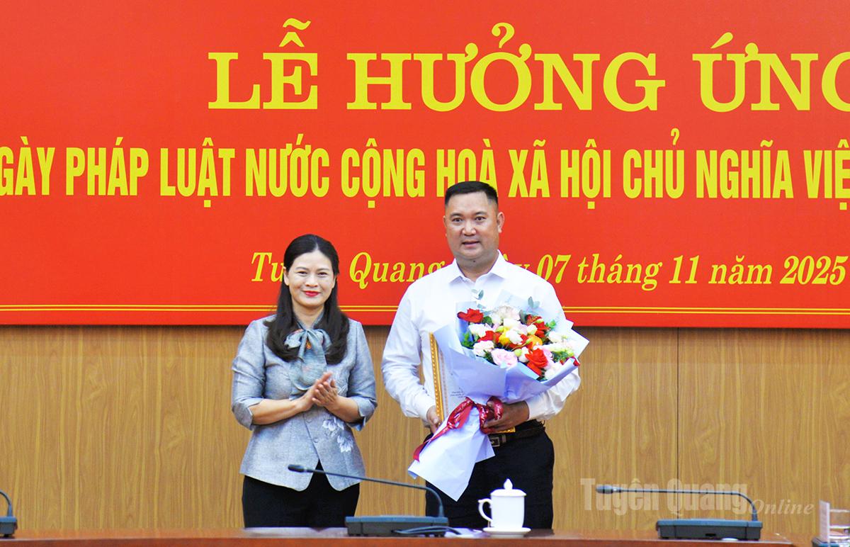 Đồng chí Vương Ngọc Hà, Phó Chủ tịch UBND tỉnh trao giải Nhất Cuộc thi trực tuyến “Tìm hiểu quy định của pháp luật về phân cấp, phân quyền, phân định thẩm quyền theo mô hình chính quyền địa phương hai cấp” cho đồng chí Nguyễn Sỹ Đắc, giáo viên Trường Trung học cơ sở Thái Hòa.