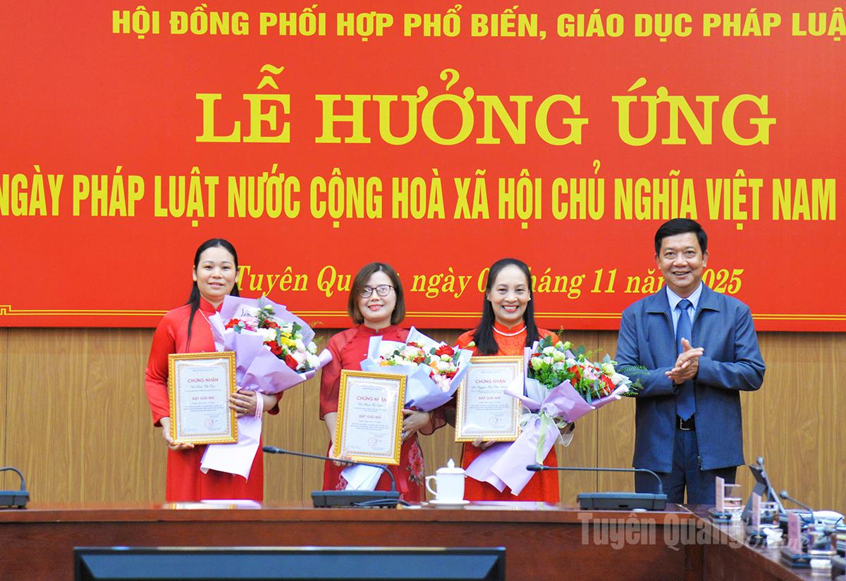 Lãnh đạo Sở Tư pháp trao chứng nhận cho các cá nhân đạt giải Cuộc thi trực tuyến “Tìm hiểu quy định của pháp luật về phân cấp, phân quyền, phân định thẩm quyền theo mô hình chính quyền địa phương hai cấp”