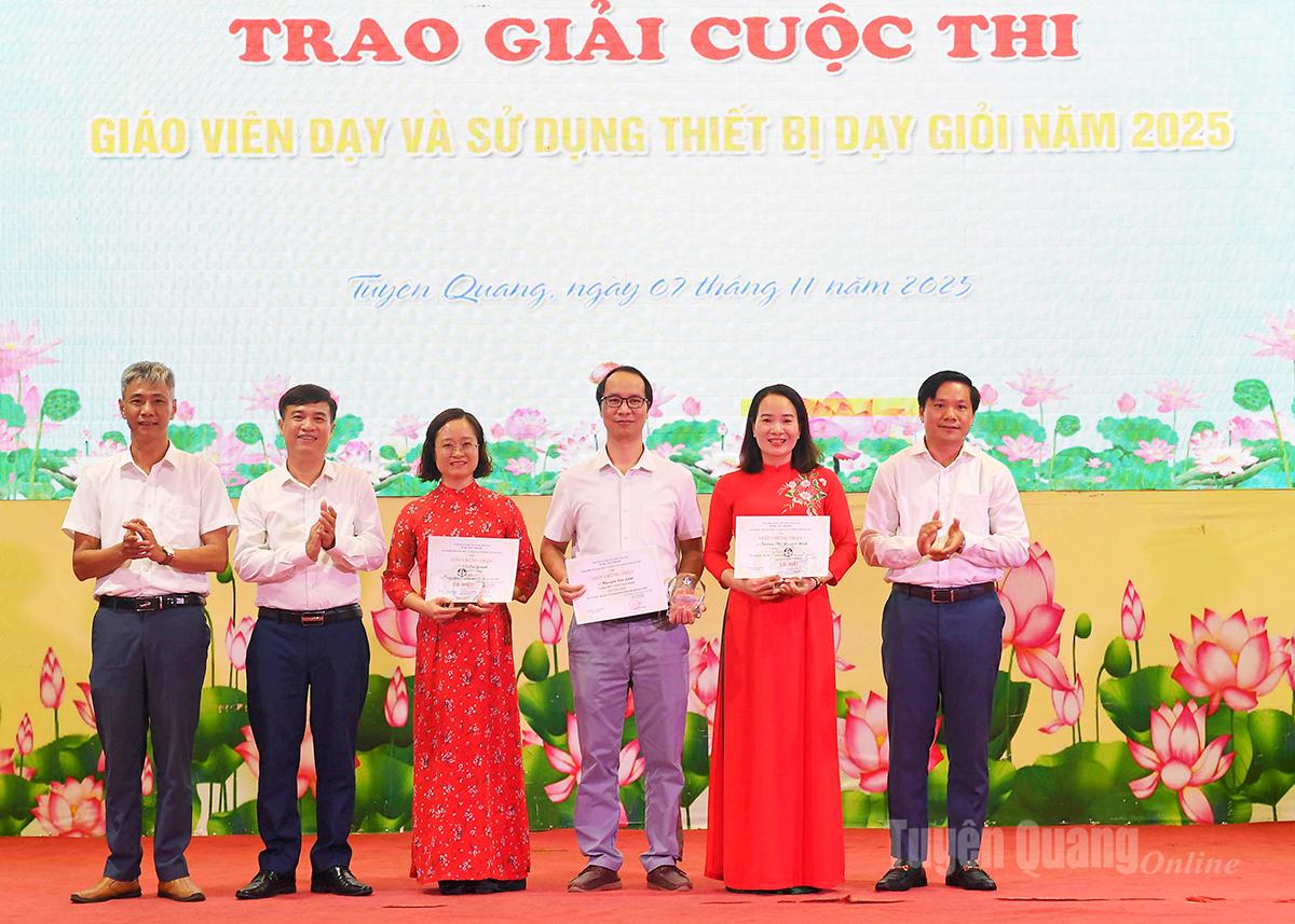 Lãnh đạo Sở Giáo dục và Đào tạo trao giải Nhất cho các giáo viên xuất sắc