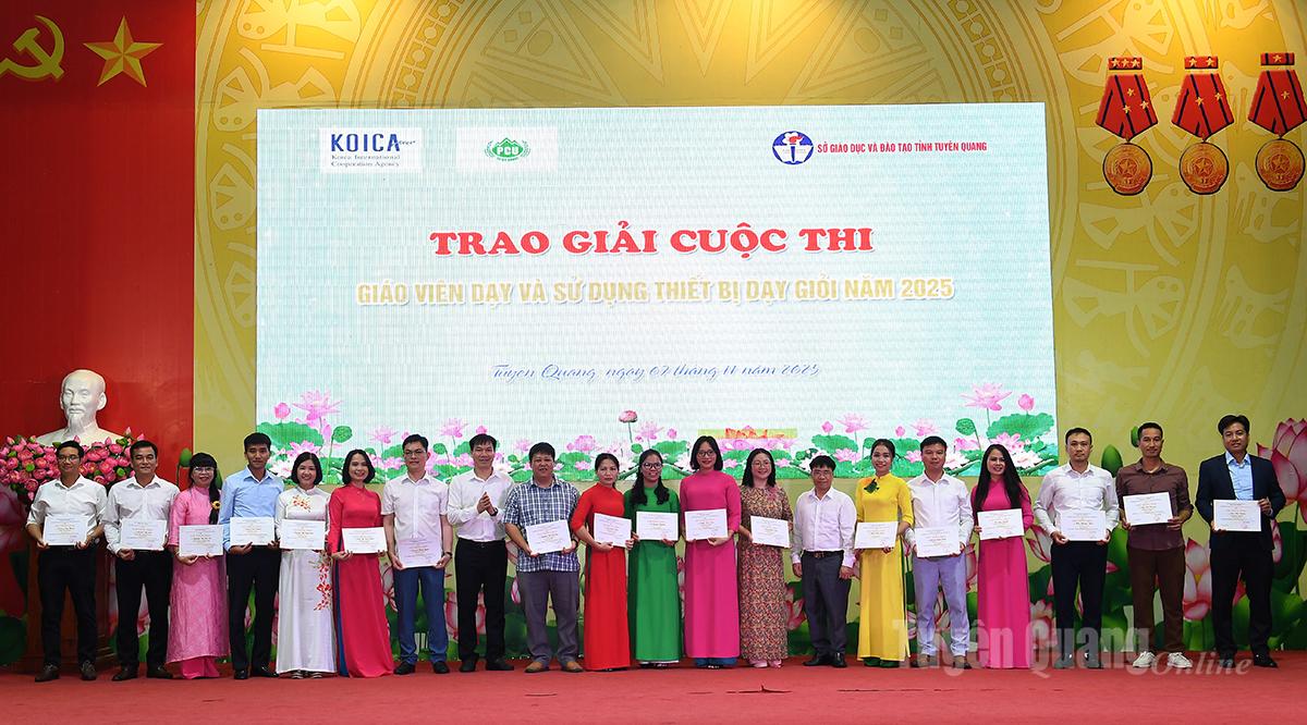 Ban Tổ chức trao giải Nhì cho các giáo viên