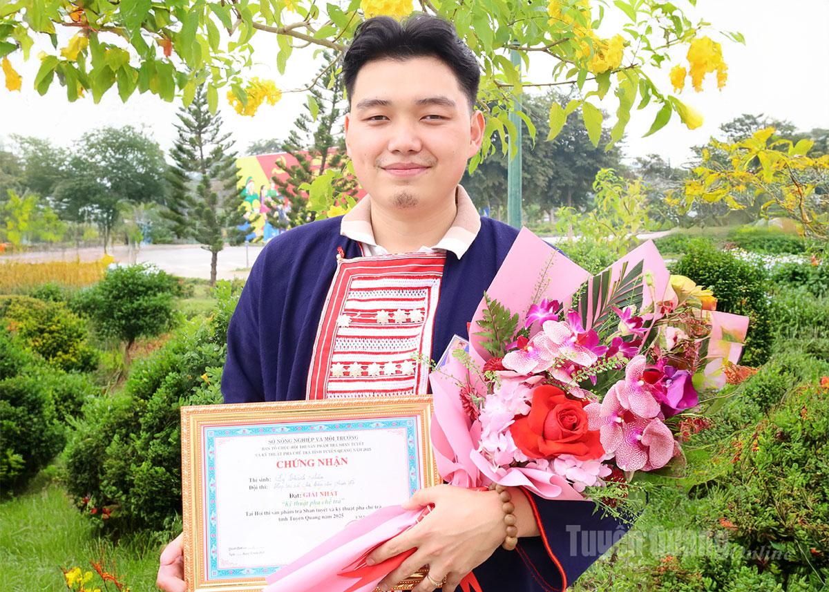 Anh Lý Thành Nhân, Giám đốc Hợp tác xã Chế biến Chè Phìn Hồ, thôn Làng Giang, xã Thông Nguyên.