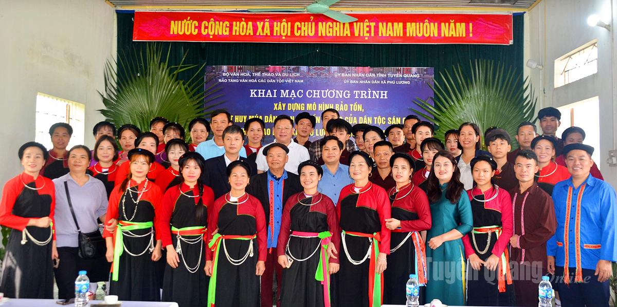 Các đại biểu dự buổi khai mạc chụp ảnh lưu niệm cùng học viên tham gia chương trình.