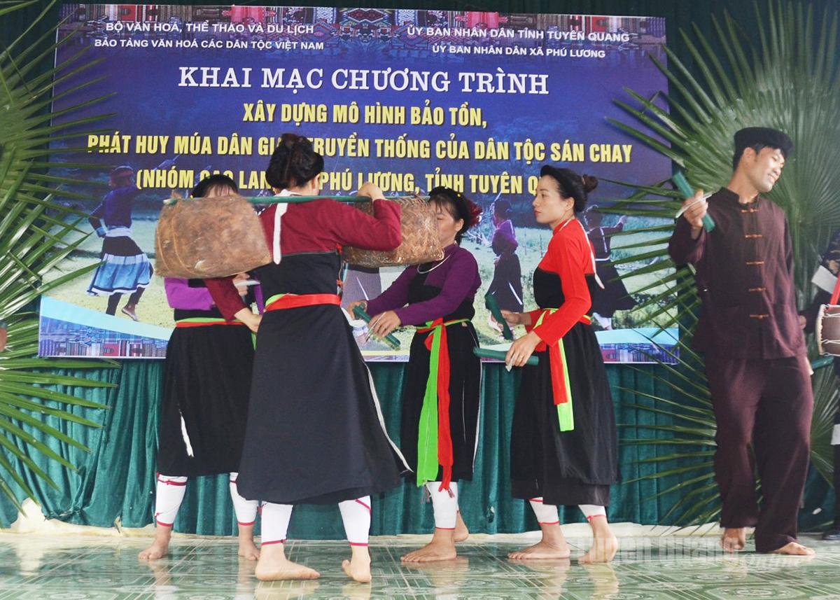 Tiết mục múa khai mạc chương trình do các học viên biểu diễn.