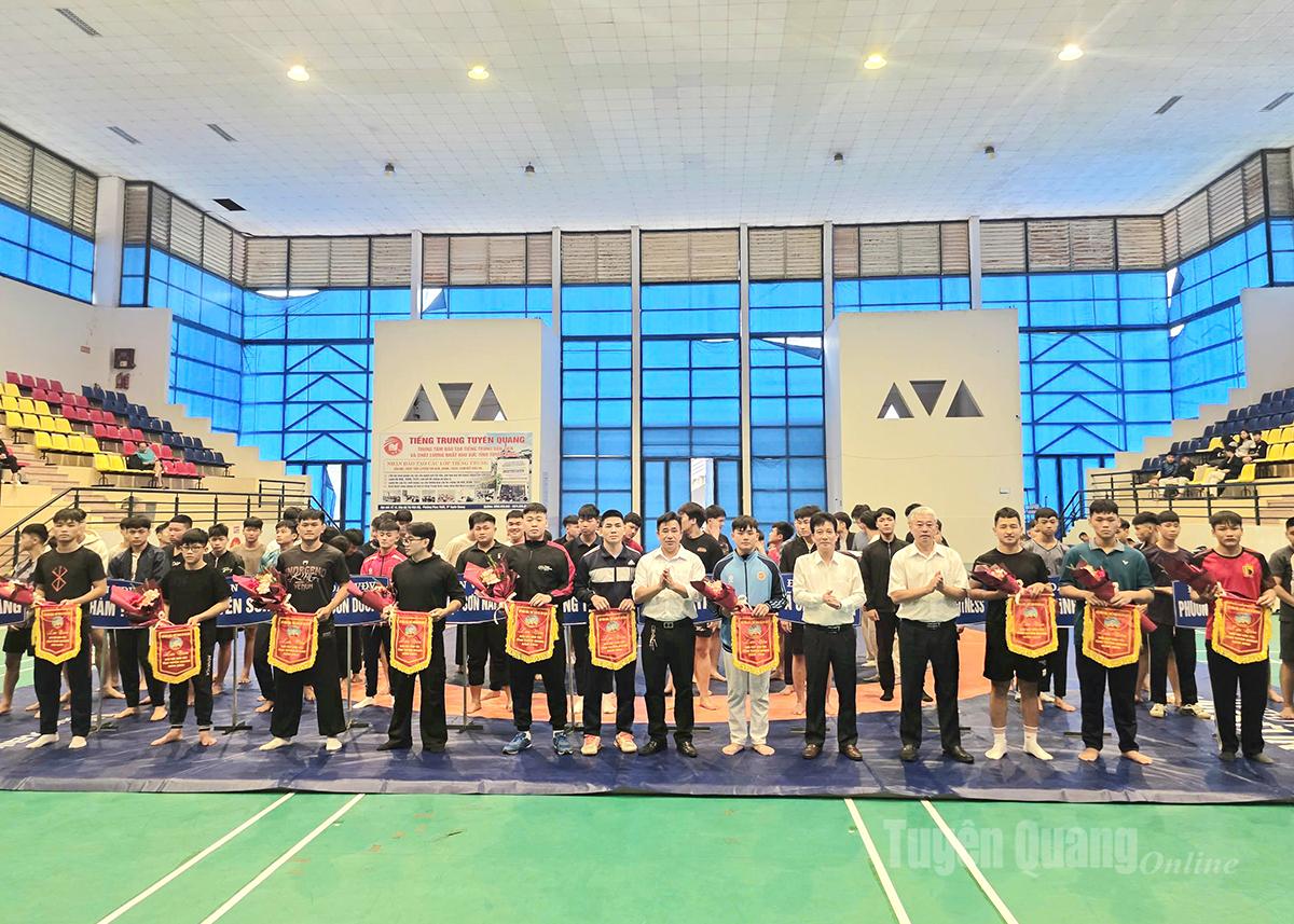 Các đại biểu tặng hoa và cờ cho các đoàn vận động viên tham gia giải.