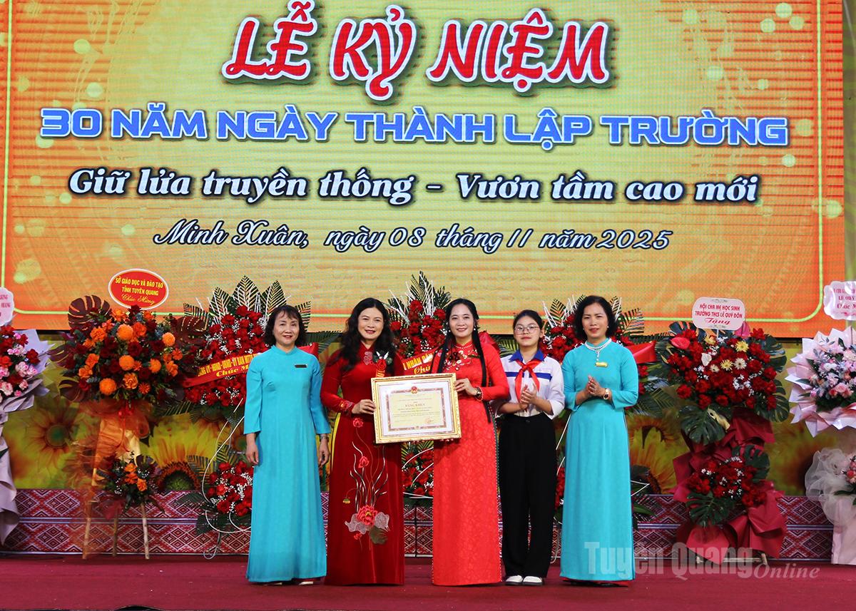 Phó Chủ tịch UBND tỉnh Vương Ngọc Hà tặng Bằng khen của Chủ tịch UBND tỉnh cho tập thể Trường THCS Lê Quý Đôn.