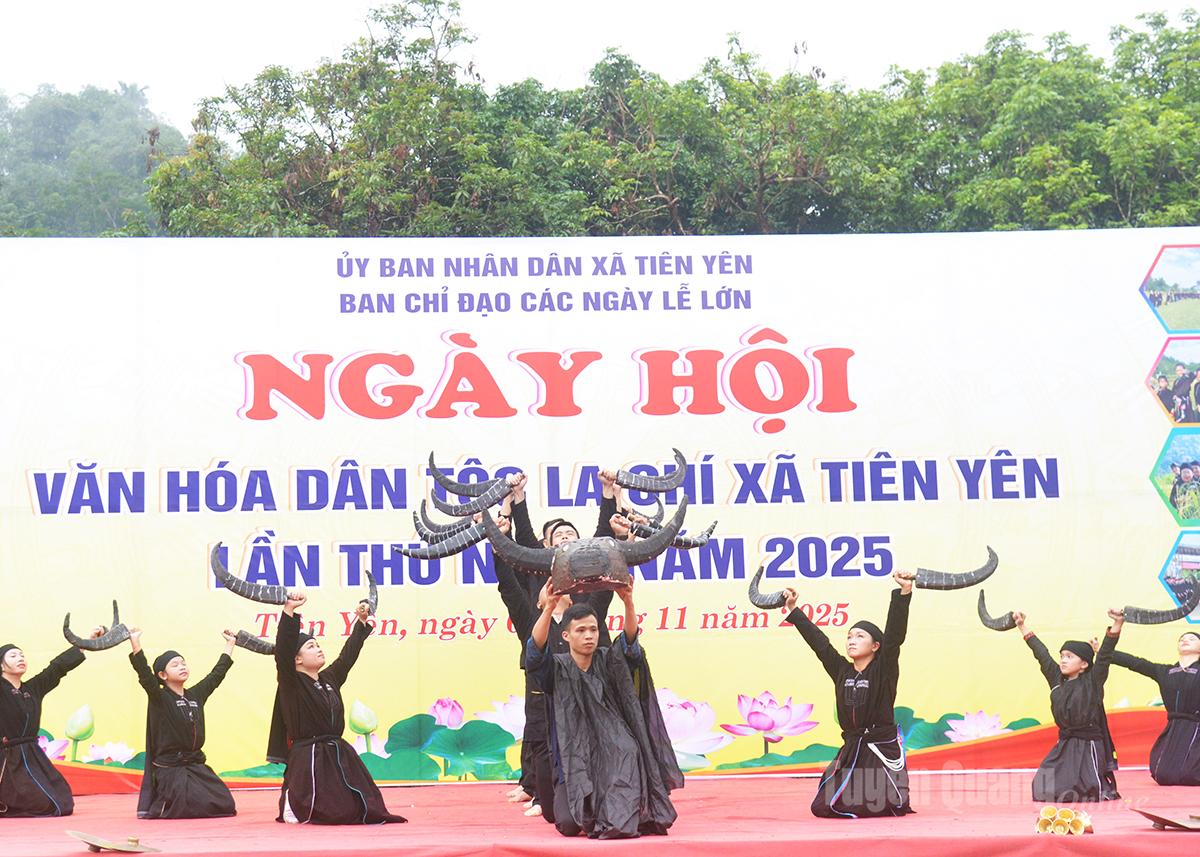 Điệu múa hát mừng Tết khu cù tê của người La Chí.