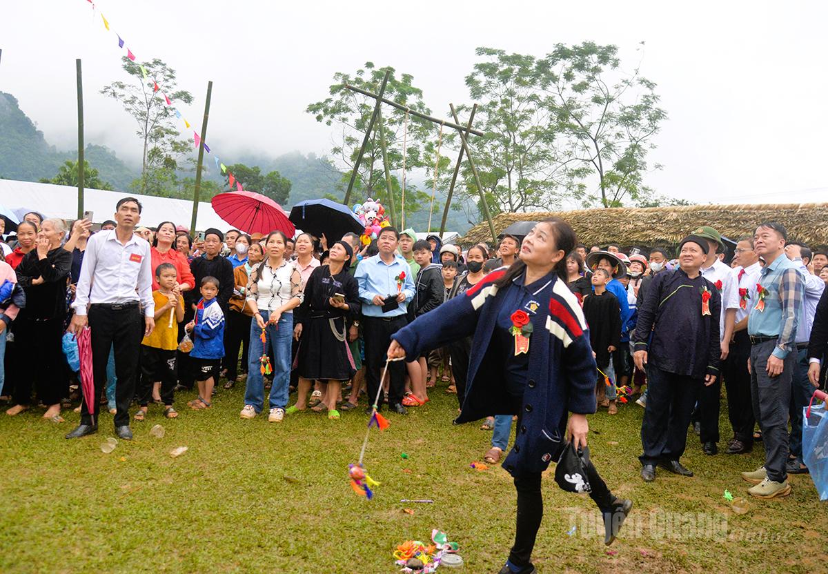 Du khách tham gia trò chơi tung còn của đồng bào dân tộc La Chí.