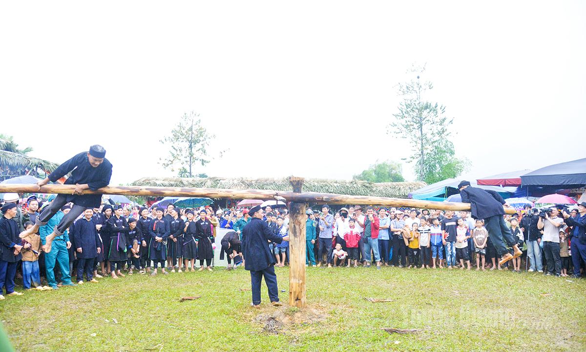 Trò chơi đu quay của đồng bào dân tộc La Chí.