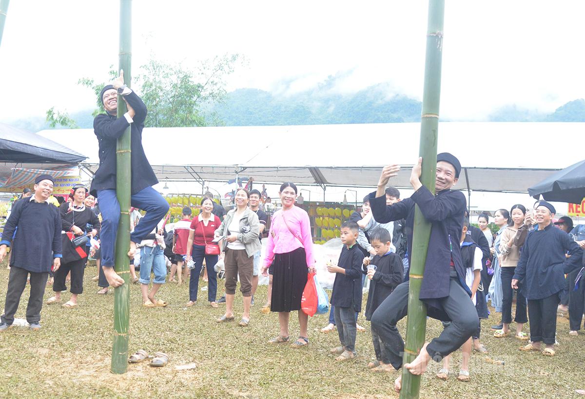 Trò chơi trèo cột của đồng bào dân tộc La Chí thu hút nhiều người tham gia trải nghiệm.