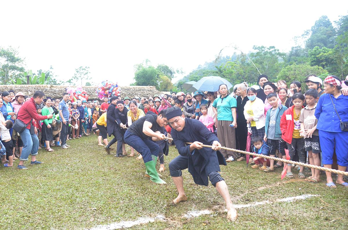 Nhân dân các dân tộc trong xã Tiên Yên tham gia trò chơi kéo co.